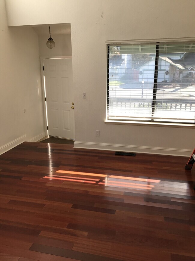 Building Photo - Beautiful 3 Bedroom Home in Desirable M Section Available Soon!