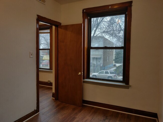 Building Photo - 3949 S California Ave