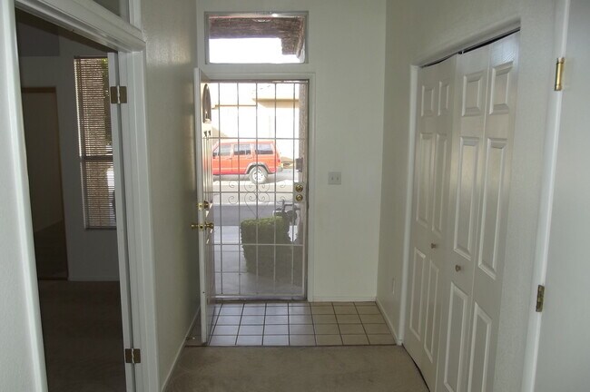 Foto del edificio - North Las Vegas 2 bedroom Townhouse