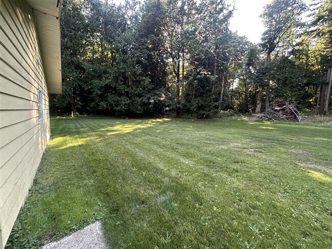 Foto del edificio - Three Bedroom House for Rent with Large Yard