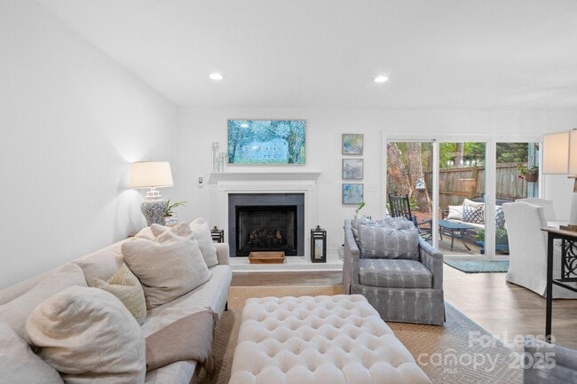 Foto del edificio - 7916 Horse Chestnut Ln