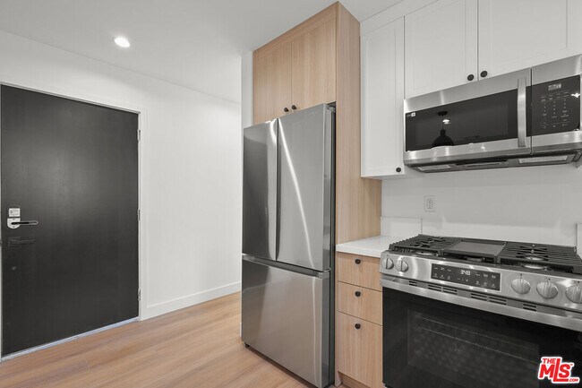Building Photo - 1331 N June St