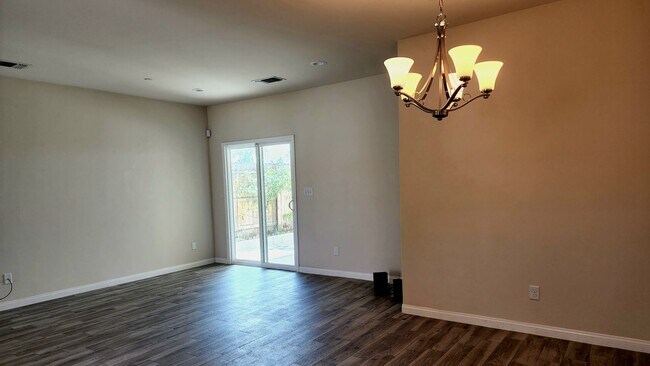 Foto del edificio - NE Bakersfield 4 bed 2 bath home with sola...