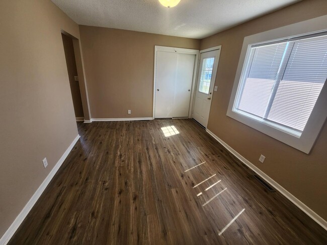 Building Photo - For Sale 3 Bedroom 1 bathroom home with 1 ...
