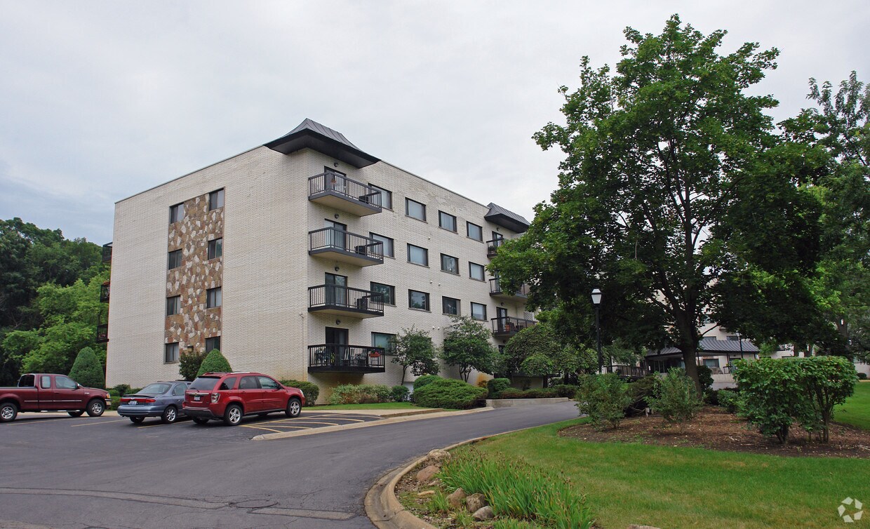 Forest Villa Condominiums Apartments Countryside, IL