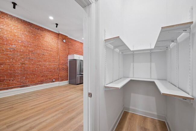 Building Photo - 105 E Bremer Ave