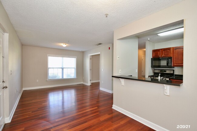 Building Photo - Beautiful 1/1.5 Condo with an Office/Den in the Gated Community of Miriada Condos - Orlando!