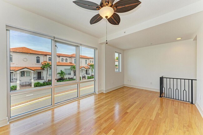 Building Photo - ANNUAL DOWNTOWN SARASOTA CONDO - WALK EVERYWHERE!