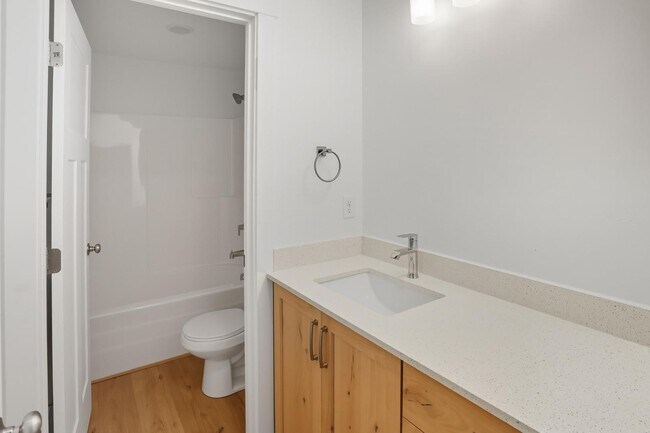 Building Photo - 225 265