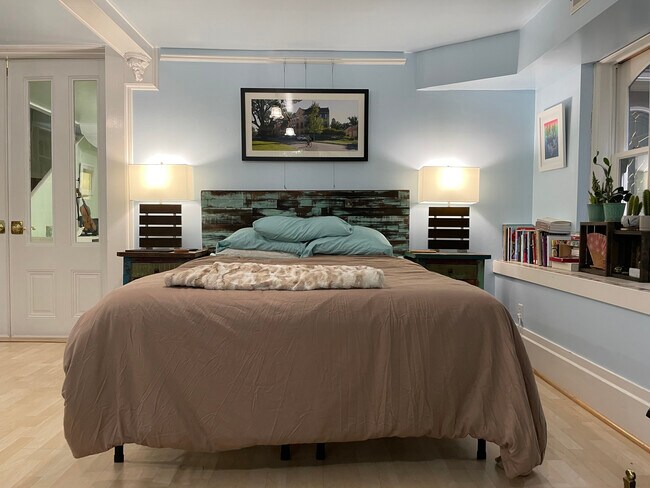 Large rooms easily configured - 1381 S Van Ness Ave