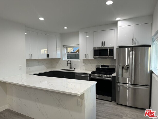 Foto del edificio - 608 W Hillcrest Blvd