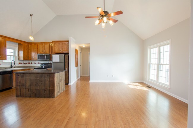 Building Photo - 425 Berry Cir