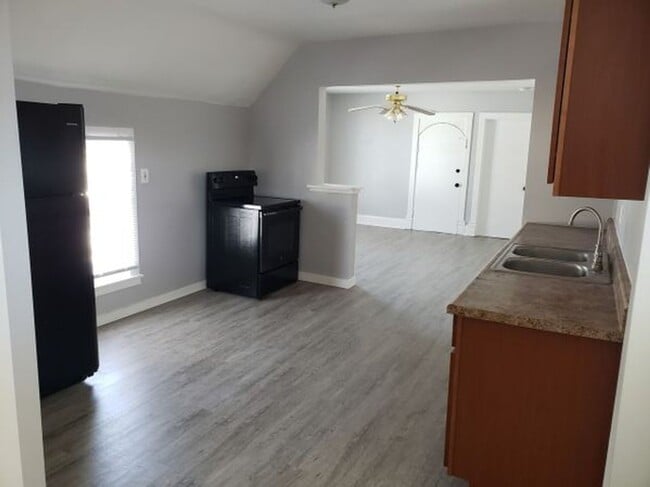 Building Photo - Upper Three Bedroom on NW Side of Grand Ra...