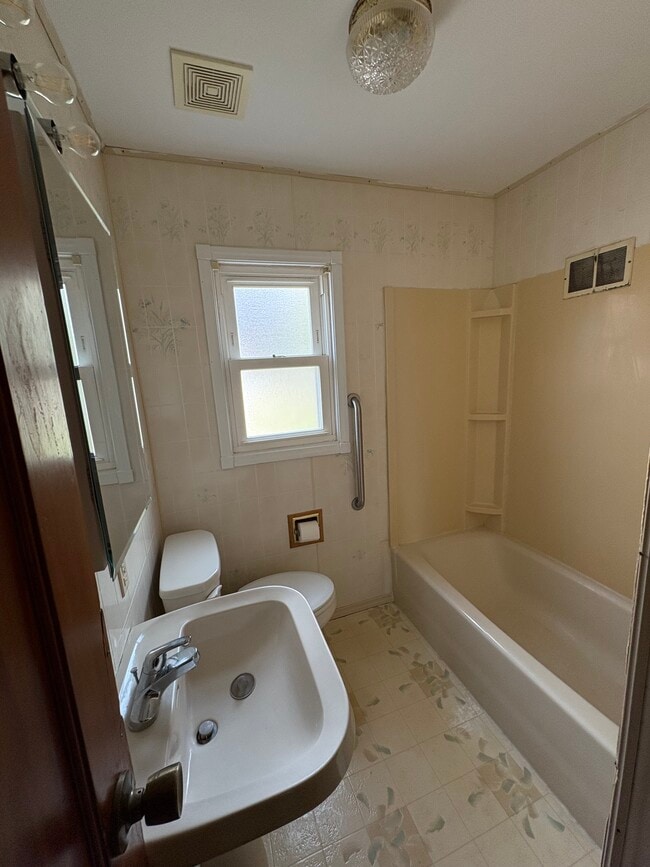 Building Photo - 106 Juniper St N