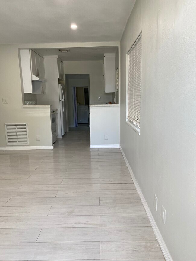 Building Photo - 1776 Lauderdale Manor Dr