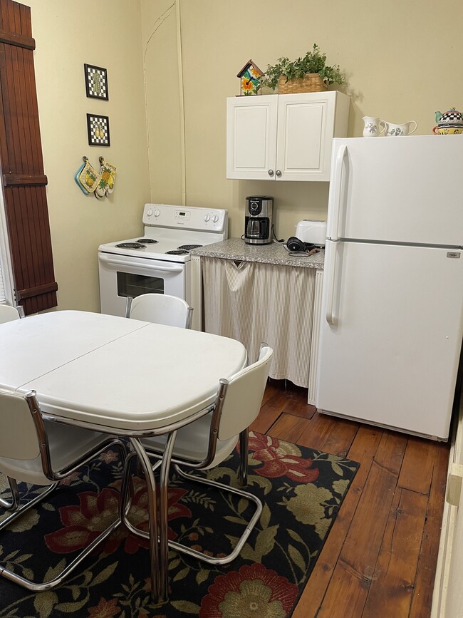 Kitchen - 403 N Whitewoman St