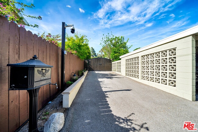 Building Photo - 6657 Valmont St