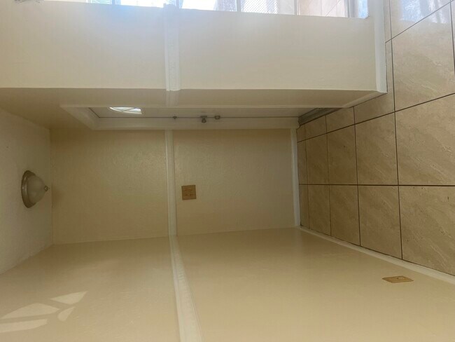 Foto del edificio - 2073 E Bond Dr