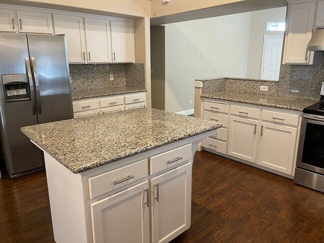 Foto del edificio - 10231 N. Whitney Ave.  (Behymer & Maple)