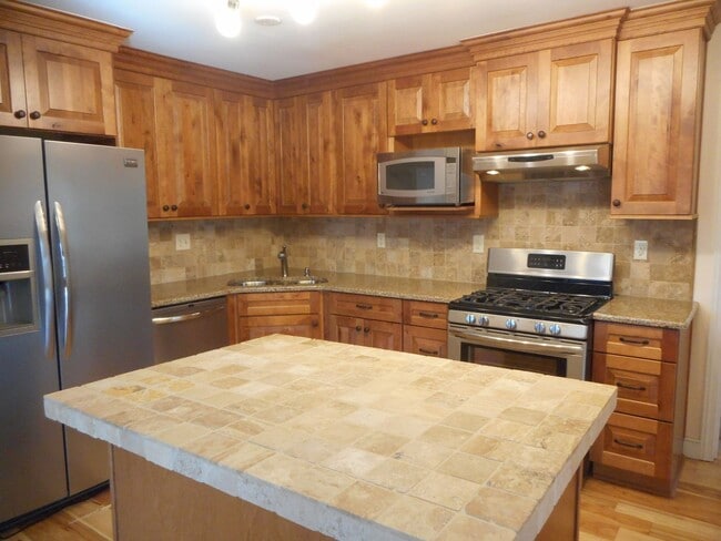 Building Photo - Beautiful 4 Bedroom 2 Bath Ranch Home on India Hook