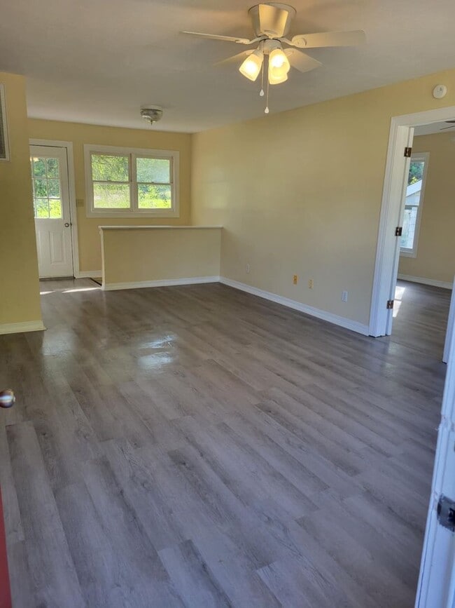 Building Photo - 4 bedroom 2 bathroom house with a basement...