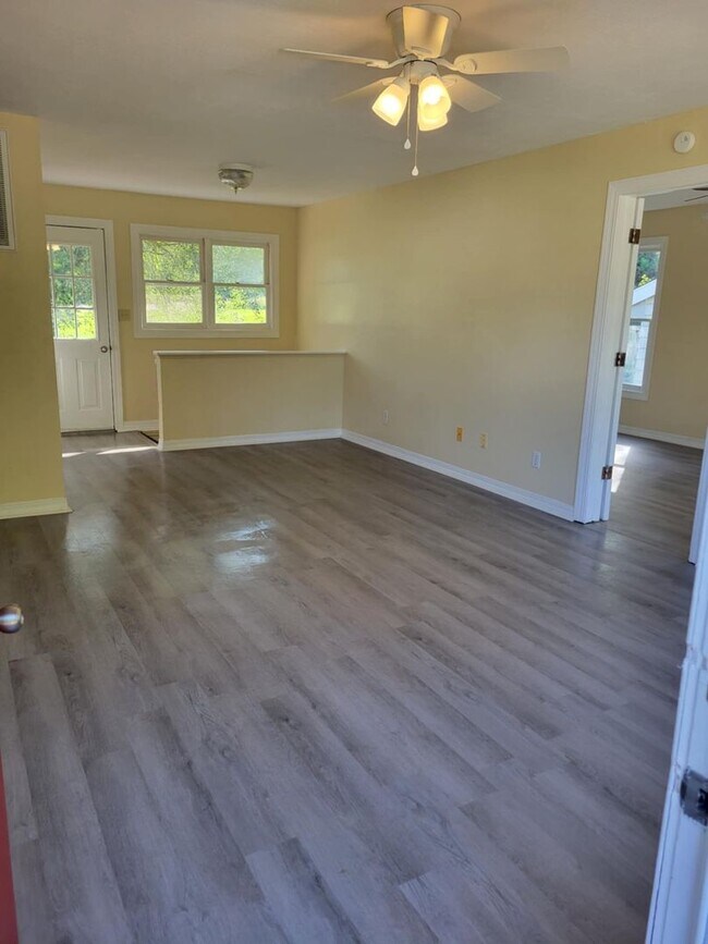 Foto del edificio - 4 bedroom 2 bathroom house with a basement...