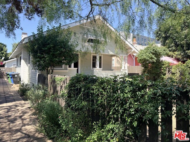 Foto del edificio - 1351 N McCadden Pl