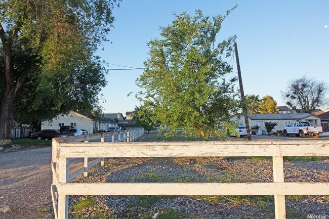 Building Photo - 2600 W Byron Rd