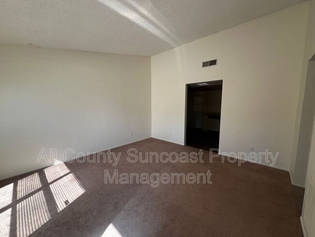 Building Photo - 529 E Curlew Pl