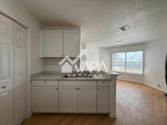 Foto del edificio - 4103 Sunrise Glade Dr