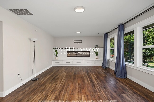 Building Photo - 503 NE Birchwood Terrace