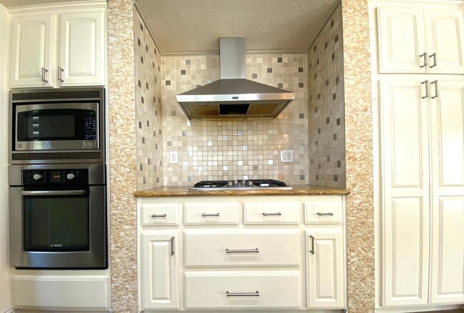 Building Photo - 5 Bedroom 3 Bathroom Executive Home in Weibel Fremont!