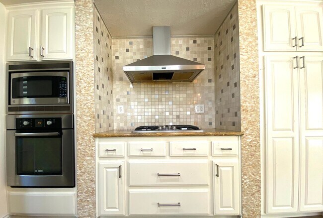 Foto del edificio - 5 Bedroom 3 Bathroom Executive Home in Weibel Fremont!