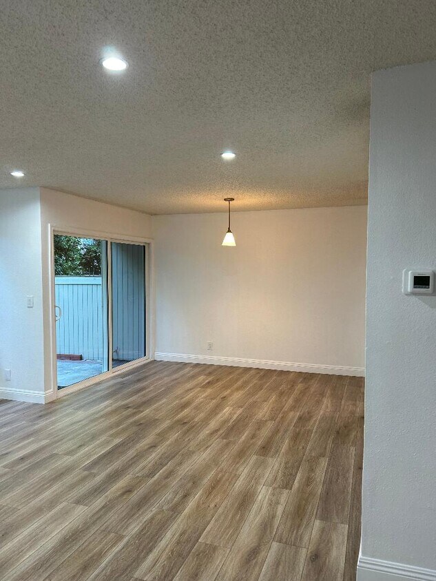 22113 Burbank Blvd, Woodland Hills, CA 91367 Townhome Rentals in