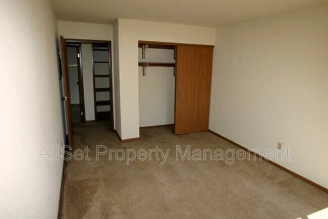 Building Photo - 2521 S 43rd St