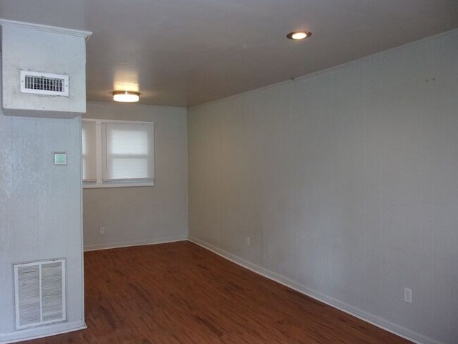 Foto del edificio - 2 Bedroom 1 Bath Townhome Minutes to Uptow...