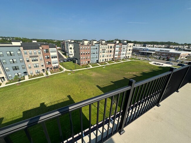 Building Photo - For Rent: Luxurious Short Pump Condo at Ga...