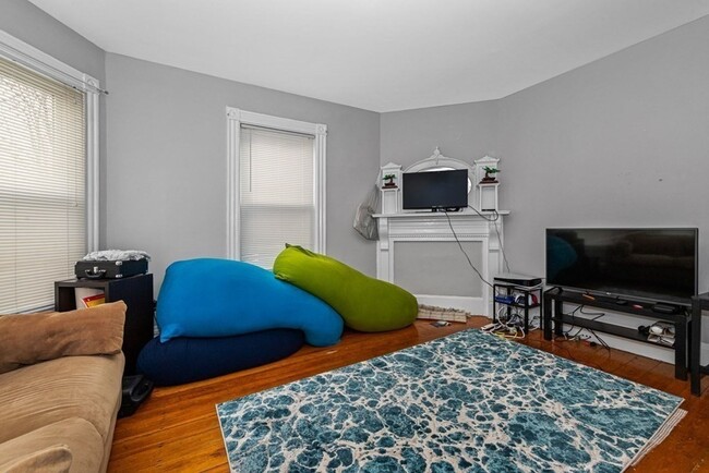 Building Photo - 9/1/25 Renovated 4BR/2BA in Mission Hill, ...