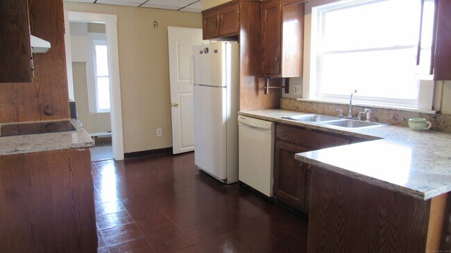 Building Photo - 246 N Elm St