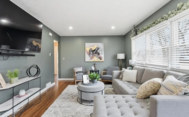 Sala de estar - 7733 Webster St