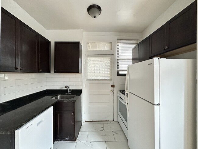 Foto del edificio - 1321.5 W Estes Ave