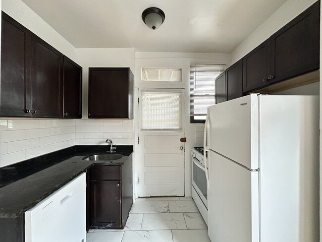 Building Photo - 1321.5 W Estes Ave