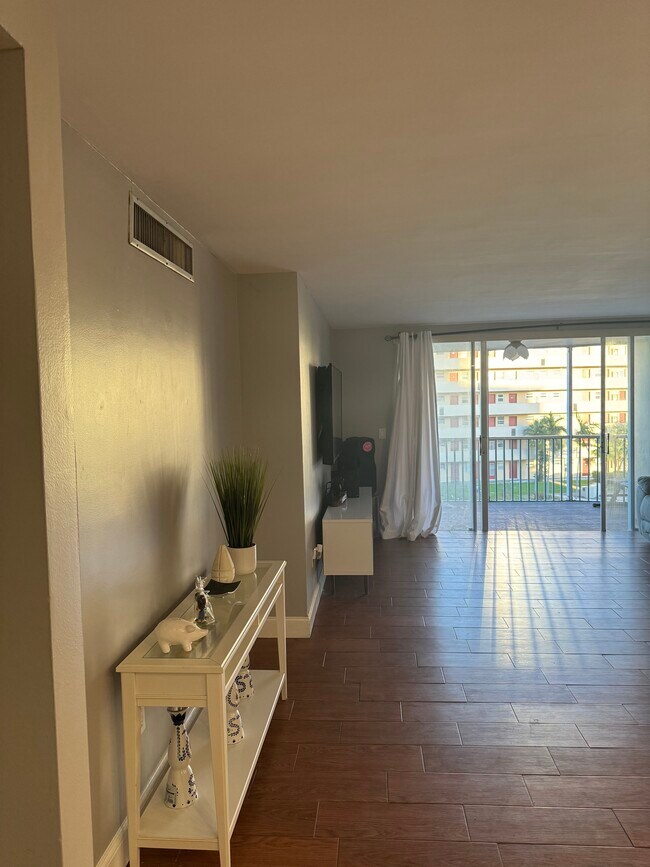 Foto del edificio - 1770 NE 191st St