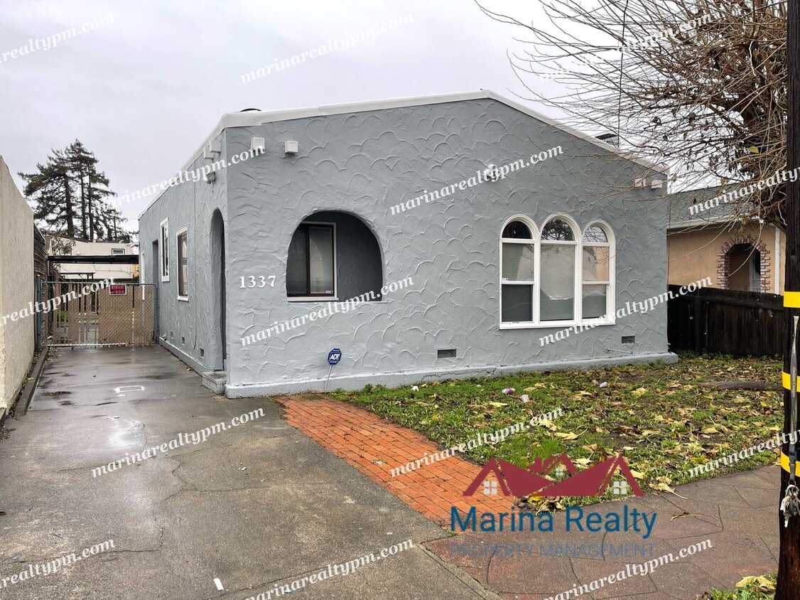 Primary Photo - This Lovely home has 3 bedrooms,1.5 bath. ...