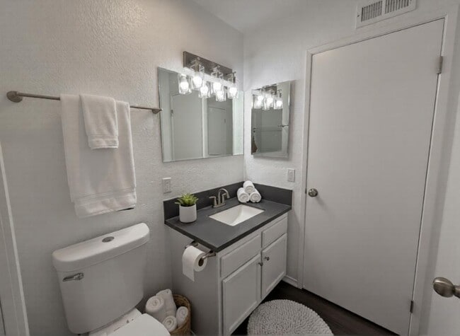 Foto del edificio - 9076B Cedar St.