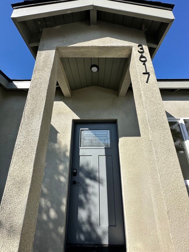 Building Photo - 3617 W Victory Blvd