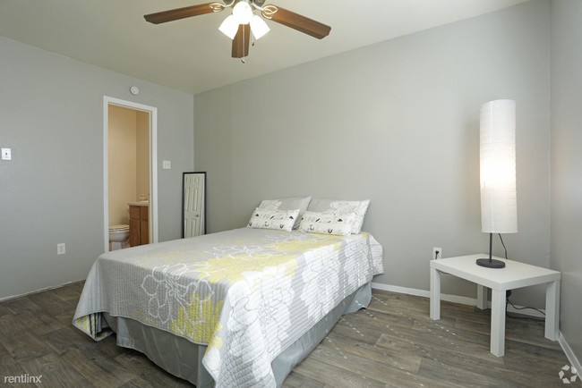 Building Photo - 1601 Valley View Dr