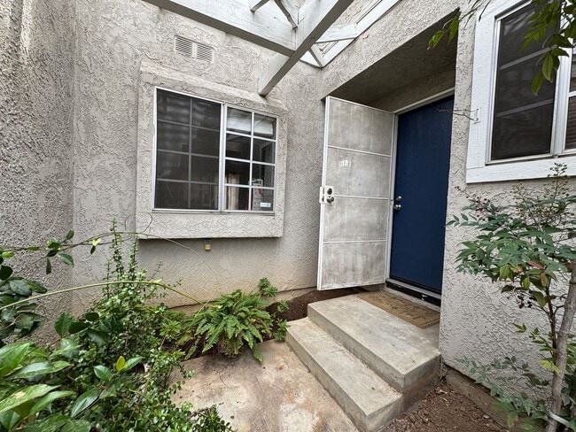 Building Photo - 2bd/2.5ba two car garage townhouse in Coro...
