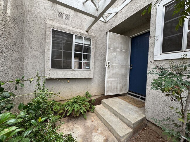 Foto del edificio - 2bd/2.5ba two car garage townhouse in Coro...