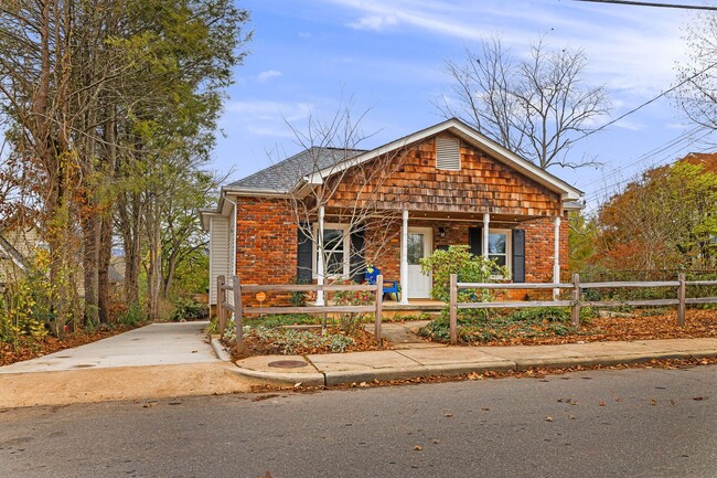 Building Photo - Charming 2BR/1BA Home in the Heart of West...